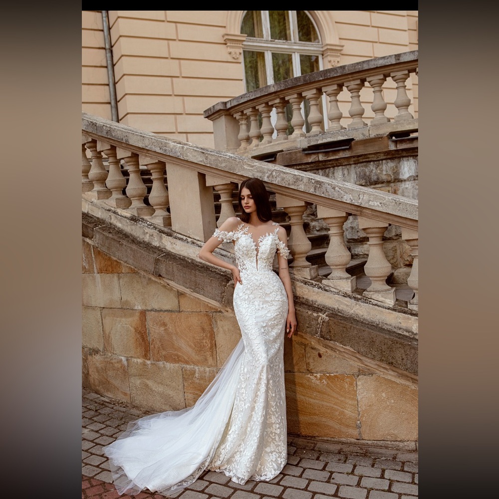 Elegant Ivory Lace Wedding Dress.  Size 12.  P906